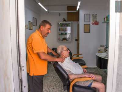 . Il 60enne Saverio Taddosio svolge qui la sua attivit� di  barbiere dal 1975 e ci assicura di essere stato tra i primi ad aprire un�attivit� commerciale nel rione